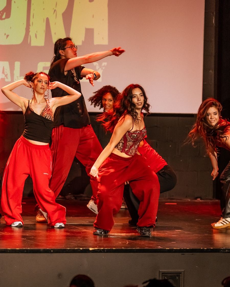 Danseuses en tenue rouge et noire, gala de danse urbaine Studio 116 Strasbourg