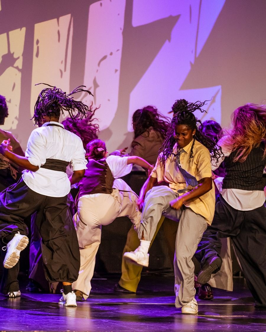 Groupe de danseurs en maillots floqués, gala Studio 116 Strasbourg