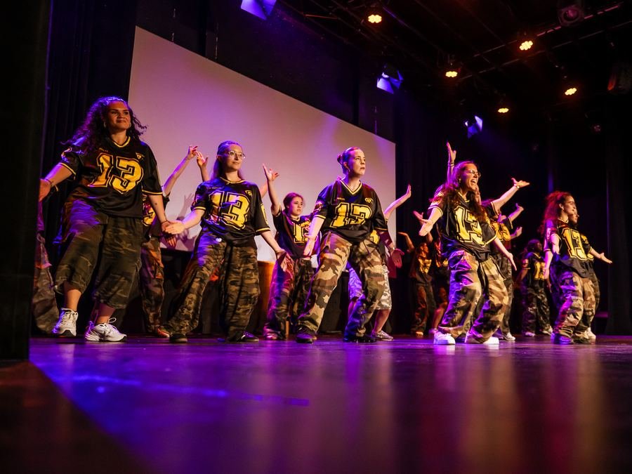 Or-L et son équipe en tenues sport jaune et noir, chorégraphie L.A Style, gala Studio 116