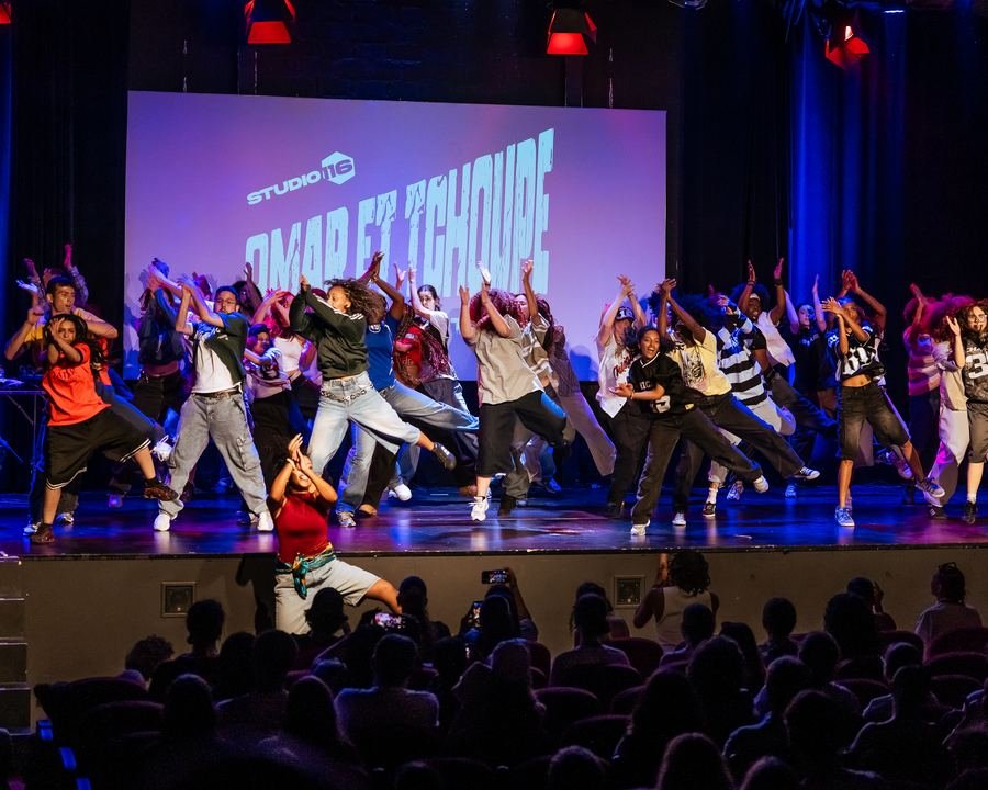 Danseurs de Hubert en tenues blanches, chorégraphie hip-hop, gala Studio 116