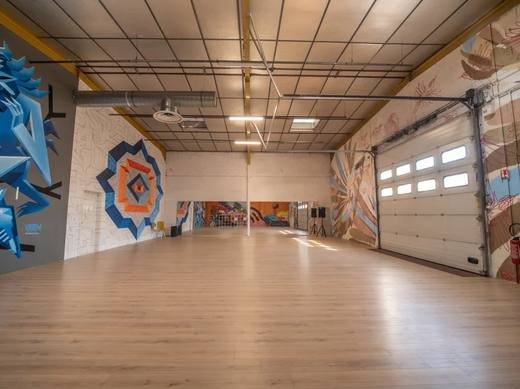 Salle 2 avec porte de garage